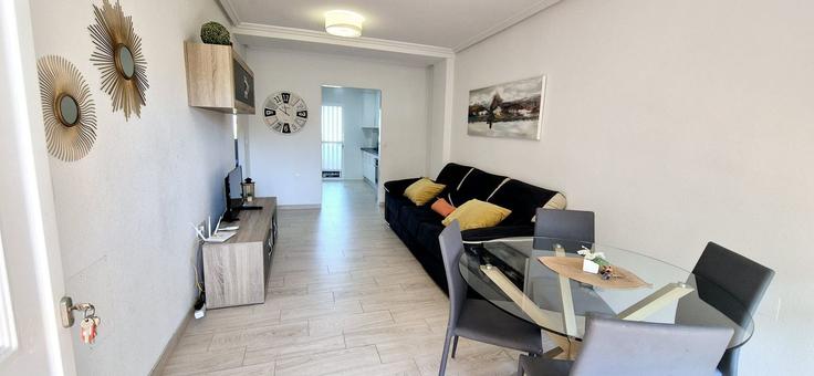 Elegant gestaltetes Wohnzimmer mit moderner Einrichtung in einer Wohnung im Building Calle Rubí - sunny-homes-rentals-sl - 1346338 in Orihuela, Orihuela
