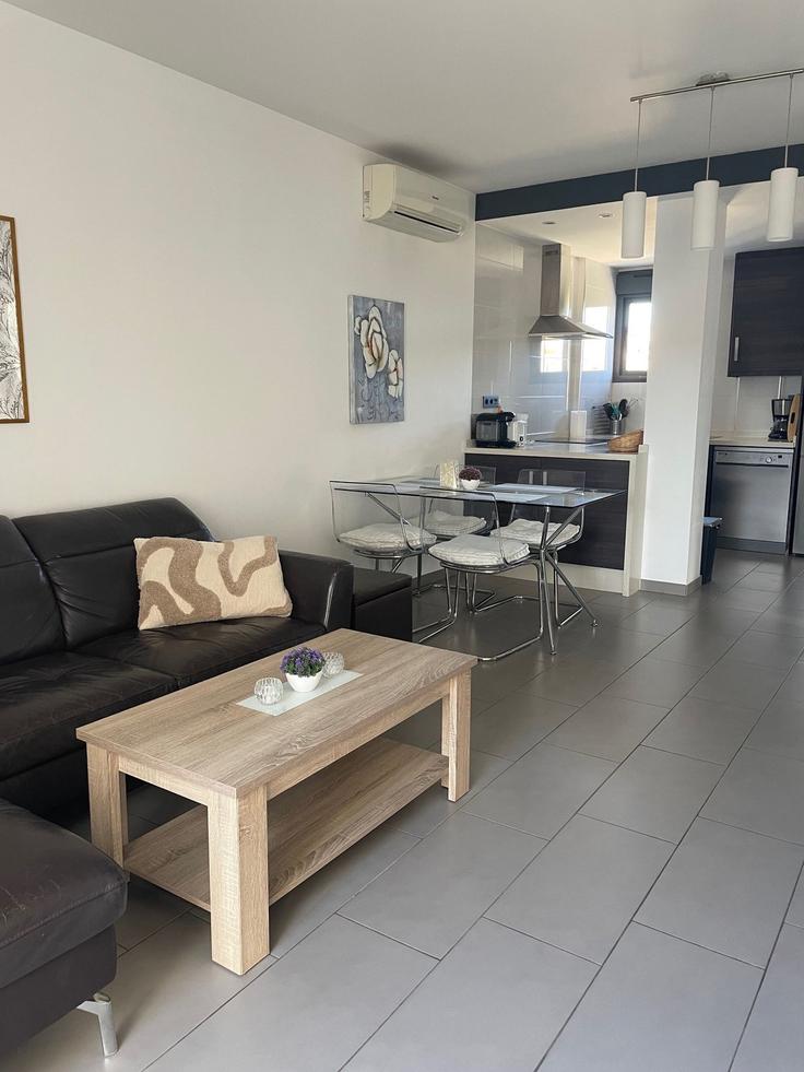 Building Calle Turquesa - sunny-homes-rentals-sl - 1346340 adresindeki bir dairede modern mobilyalarla zarif bir şekilde tasarlanmış oturma odası Orihuela, Orihuela