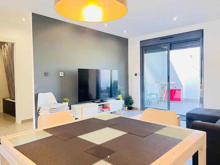 Orihuela OrihuelaのBuilding Calle Granate - sunny-homes-rentals-sl - 1346318のアパートメントにある、モダンな家具を備えたエレガントなデザインのリビングルーム