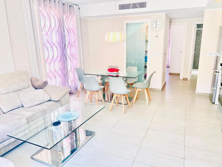 Elegante sala de estar con mobiliario moderno en un apartamento en Building Calle Albariño - sunny-homes-rentals-sl - 1345359 en Torrevieja, Torrevieja