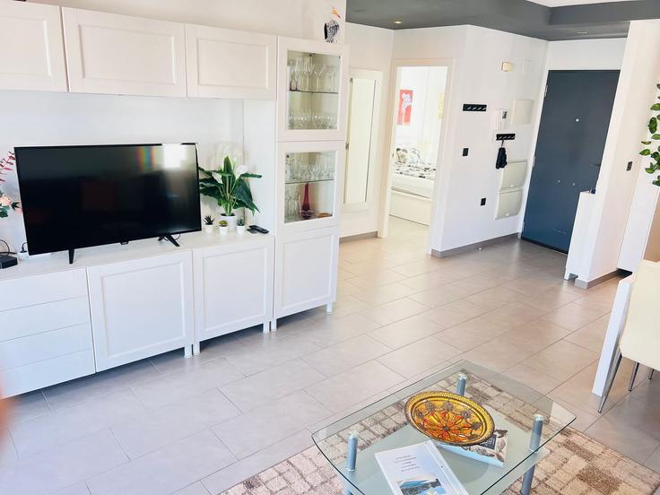 Building Calle Granate - sunny-homes-rentals-sl - 1346347 adresindeki bir dairede modern mobilyalarla zarif bir şekilde tasarlanmış oturma odası Orihuela, Orihuela Building Calle Granate - sunny-homes-rentals-sl - 1346347 adresindeki bir dairede modern mobilyalarla zarif bir şekilde tasarlanmış oturma odası Orihuela, Orihuela