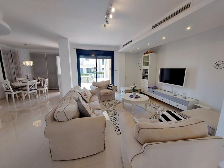 Elegante sala de estar con mobiliario moderno en un apartamento en Building Calle Turquesa - sunny-homes-rentals-sl - 1364290 en Orihuela, Orihuela Elegante sala de estar con mobiliario moderno en un apartamento en Building Calle Turquesa - sunny-homes-rentals-sl - 1364290 en Orihuela, Orihuela