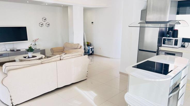 Orihuela OrihuelaのBuilding Calle Turquesa - sunny-homes-rentals-sl - 1364290のアパートメントにある、モダンな家具を備えたエレガントなデザインのリビングルーム Orihuela OrihuelaのBuilding Calle Turquesa - sunny-homes-rentals-sl - 1364290のアパートメントにある、モダンな家具を備えたエレガントなデザインのリビングルーム