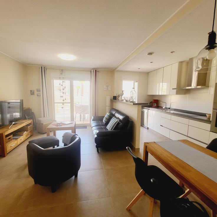 Building Calle Manzanilla - sunny-homes-rentals-sl - 1351706 adresindeki bir dairede modern mobilyalarla zarif bir şekilde tasarlanmış oturma odası Torrevieja, Torrevieja