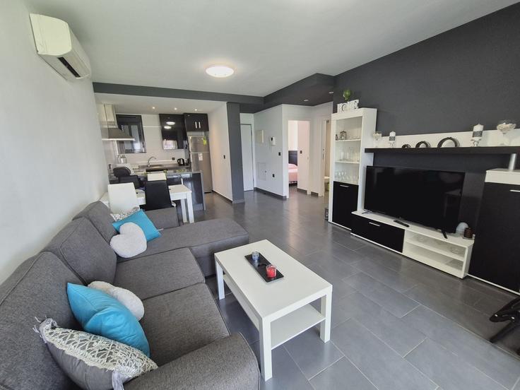 Salle de séjour élégante avec mobilier moderne dans un appartement à Building Calle Jumilla - sunny-homes-rentals-sl - 1351714 à Torrevieja, Torrevieja