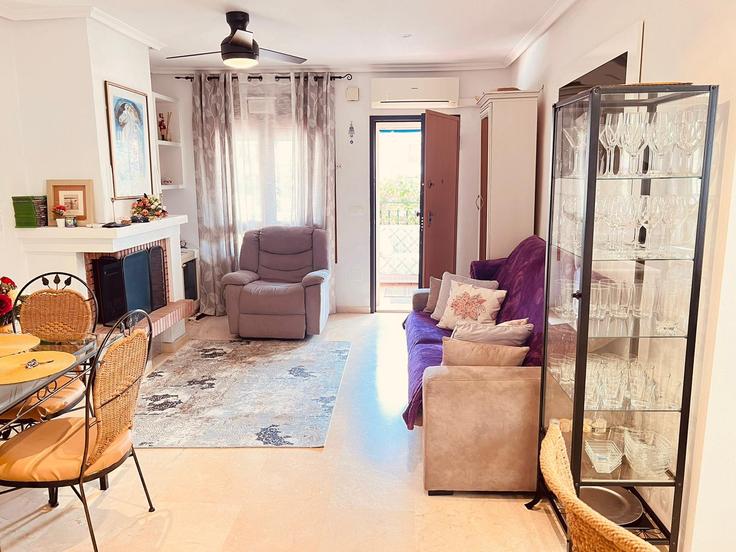 Orihuela, Orihuela에 위치한 Building Calle Victoria - sunny-homes-rentals-sl - 1364295 아파트의 세련된 인테리어가 돋보이는 거실 Orihuela, Orihuela에 위치한 Building Calle Victoria - sunny-homes-rentals-sl - 1364295 아파트의 세련된 인테리어가 돋보이는 거실