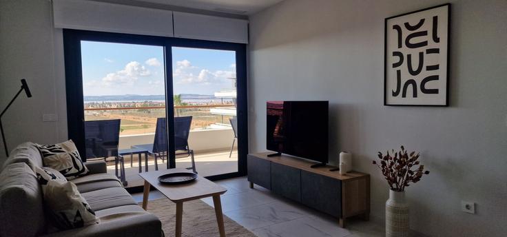 Building Reverendo Francisco Sarrio - sunny-homes-rentals-sl - 1364293 adresindeki bir dairede modern mobilyalarla zarif bir şekilde tasarlanmış oturma odası Torrevieja, Torrevieja
