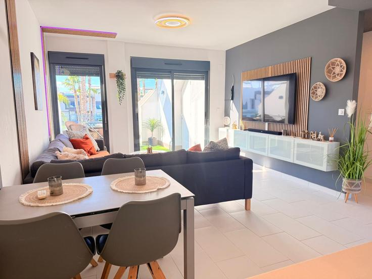 Building Calle Madreperla - sunny-homes-rentals-sl - 1364292 adresindeki bir dairede modern mobilyalarla zarif bir şekilde tasarlanmış oturma odası Orihuela, Orihuela