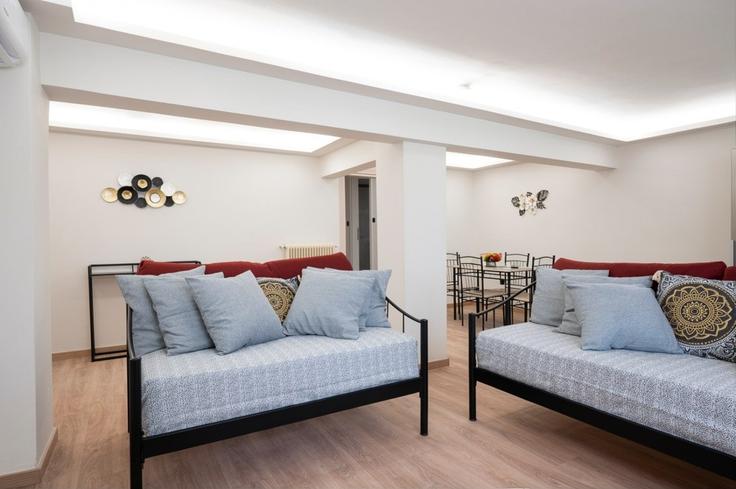 Elegante sala de estar con mobiliario moderno en un apartamento en Building Evripidou - sunterra-llc - 1587195 en South Athens, Athens Elegante sala de estar con mobiliario moderno en un apartamento en Building Evripidou - sunterra-llc - 1587195 en South Athens, Athens