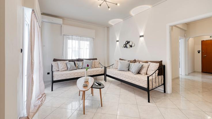 Building Evripidou - sunterra-llc - 1587189 adresindeki bir dairede modern mobilyalarla zarif bir şekilde tasarlanmış oturma odası South Athens, Athens Building Evripidou - sunterra-llc - 1587189 adresindeki bir dairede modern mobilyalarla zarif bir şekilde tasarlanmış oturma odası South Athens, Athens