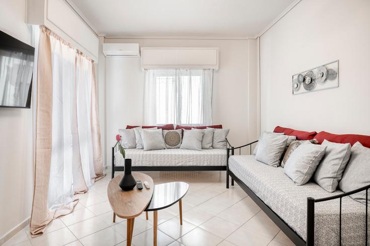 Elegante sala de estar con mobiliario moderno en un apartamento en Building Evripidou - sunterra-llc - 1587190 en South Athens, Athens Elegante sala de estar con mobiliario moderno en un apartamento en Building Evripidou - sunterra-llc - 1587190 en South Athens, Athens