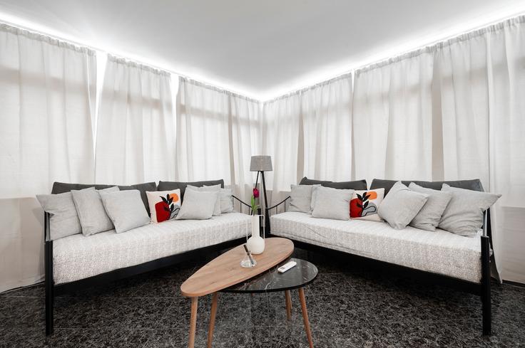 South Athens, Athens에 위치한 Building Evripidou - sunterra-llc - 1587192 유닛의 세련된 인테리어가 돋보이는 거실 South Athens, Athens에 위치한 Building Evripidou - sunterra-llc - 1587192 유닛의 세련된 인테리어가 돋보이는 거실