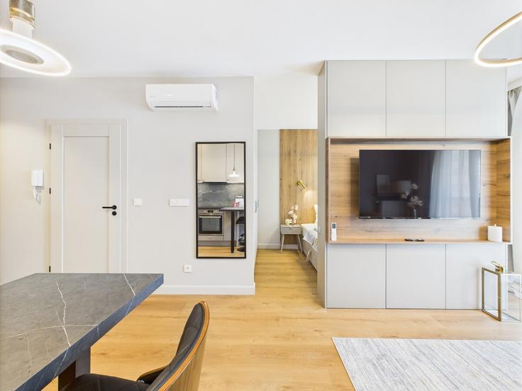 Elegante sala de estar con mobiliario moderno en un apartamento en Building Podskarbińska - superapart - 1557994 en Warsaw, Warsaw Elegante sala de estar con mobiliario moderno en un apartamento en Building Podskarbińska - superapart - 1557994 en Warsaw, Warsaw
