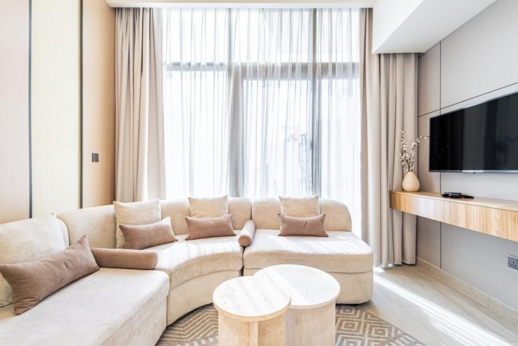 Nad Al Sheba, Dubai에 위치한 Building Tariaq Bedon Esm - superhost-vacation-homes - 1497032 유닛의 세련된 인테리어가 돋보이는 거실