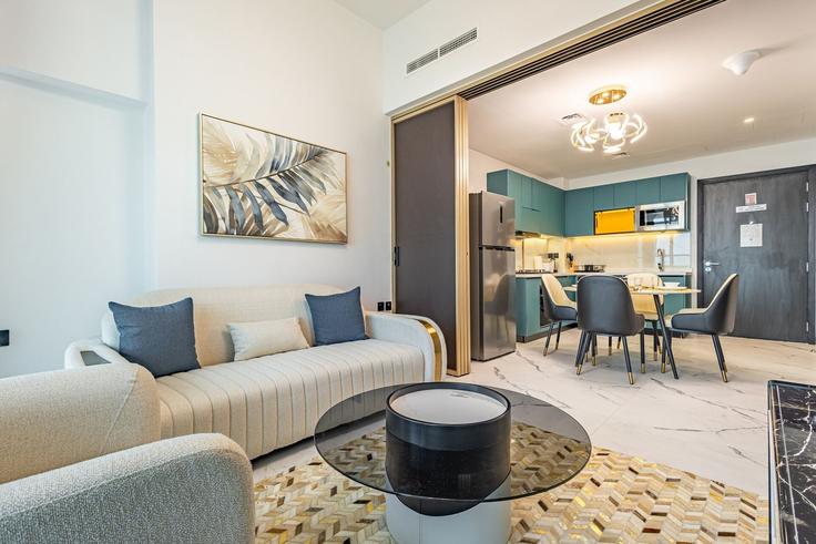 Salle de séjour élégante avec mobilier moderne dans un appartement à Building Arjan - superhost-vacation-homes - 1497029 à Al Barsha South Third, Dubai Salle de séjour élégante avec mobilier moderne dans un appartement à Building Arjan - superhost-vacation-homes - 1497029 à Al Barsha South Third, Dubai