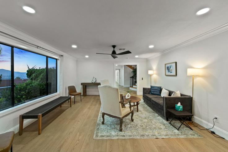 Elegante sala de estar con mobiliario moderno en un apartamento en Building Summit Drive - superstay-rentals - 1283912 - SAN en La Mesa, La Mesa