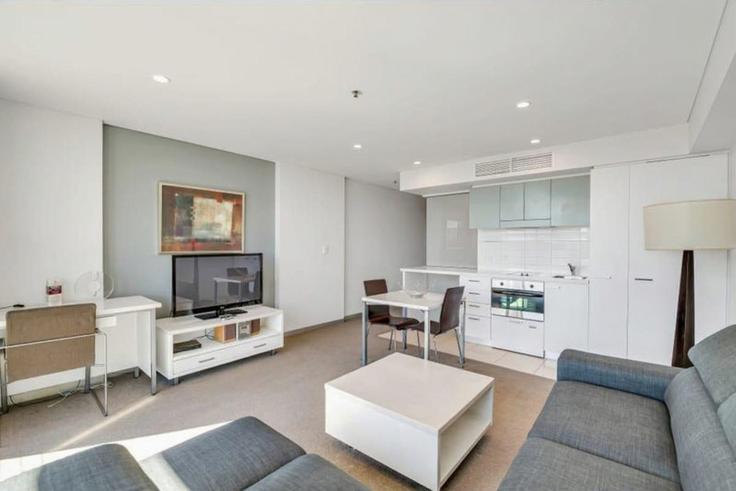 Elegant gestaltetes Wohnzimmer mit moderner Einrichtung in einer Wohnung im Building North Terrace - swainson - 1315061 - AUS in Adelaide, Adelaide Elegant gestaltetes Wohnzimmer mit moderner Einrichtung in einer Wohnung im Building North Terrace - swainson - 1315061 - AUS in Adelaide, Adelaide