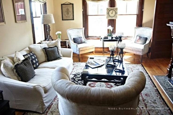 Elegant gestaltetes Wohnzimmer mit moderner Einrichtung in einer Wohnung im Building Peverell Street - swank-properties-boston - 1564667 in Boston, Boston Elegant gestaltetes Wohnzimmer mit moderner Einrichtung in einer Wohnung im Building Peverell Street - swank-properties-boston - 1564667 in Boston, Boston