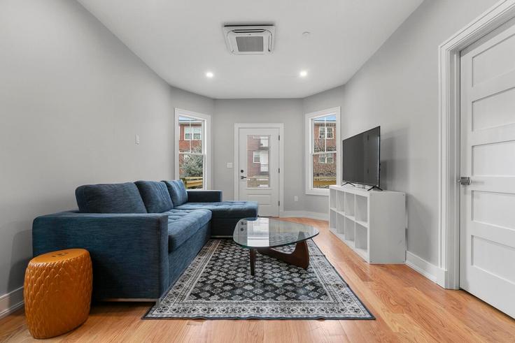 Salle de séjour élégante avec mobilier moderne dans un appartement à Building Annapolis Street - swank-properties - 1355135 à Boston, Boston Salle de séjour élégante avec mobilier moderne dans un appartement à Building Annapolis Street - swank-properties - 1355135 à Boston, Boston