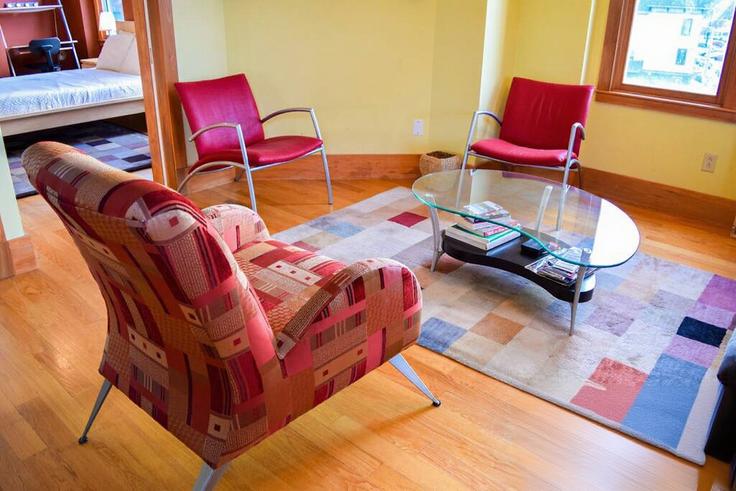 Boston, Boston 소재 Building Boston Street - swank-properties - 1355167 유닛에 마련된, 현대적인 가구로 꾸며진 우아한 디자인의 거실 Boston, Boston 소재 Building Boston Street - swank-properties - 1355167 유닛에 마련된, 현대적인 가구로 꾸며진 우아한 디자인의 거실