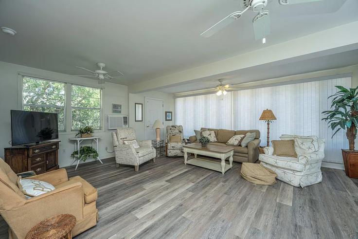 Elegante sala de estar con mobiliario moderno en un apartamento en Building East Cooper Avenue - sweet-escape-stays - 1359011 en Folly Beach, Folly Beach Elegante sala de estar con mobiliario moderno en un apartamento en Building East Cooper Avenue - sweet-escape-stays - 1359011 en Folly Beach, Folly Beach