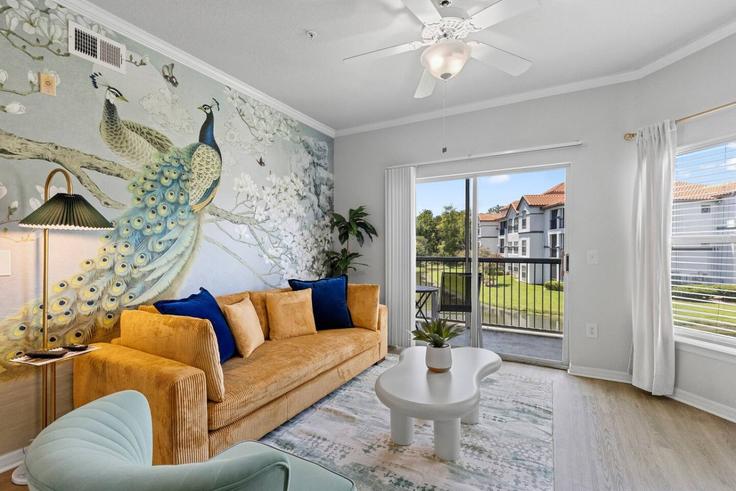 Salle de séjour élégante avec mobilier moderne dans un appartement à Building Portofino Drive - sweet-home-furnished-rentals-llc - 1608525 à Tampa, Tampa Salle de séjour élégante avec mobilier moderne dans un appartement à Building Portofino Drive - sweet-home-furnished-rentals-llc - 1608525 à Tampa, Tampa