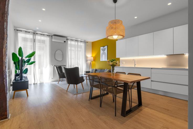Salle de séjour élégante avec mobilier moderne dans un appartement à Building Arrasate Kalea - sweet-home-san-sebastian-rentals - 1336123 à Donostia / San Sebastián, Donostia / San Sebastián