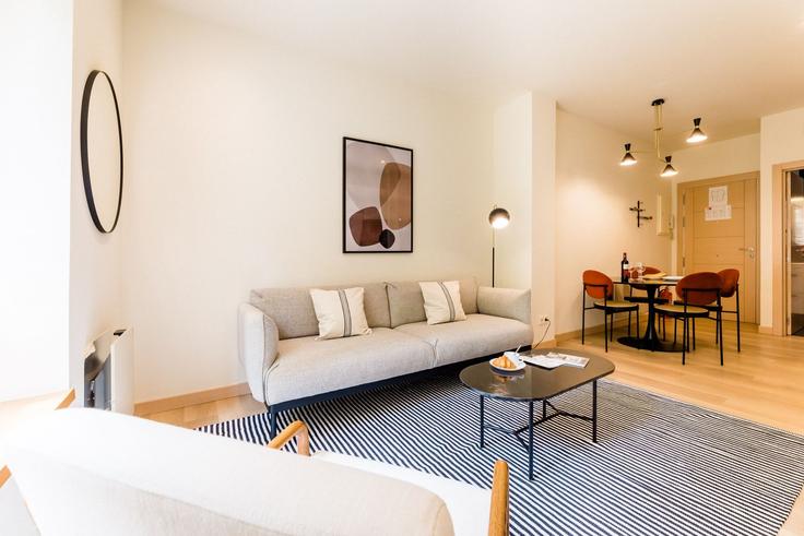 Salle de séjour élégante avec mobilier moderne dans un appartement à Building San Bartolome Kalea - sweet-home-san-sebastian-rentals - 1336124 à Donostia / San Sebastián, Donostia / San Sebastián Salle de séjour élégante avec mobilier moderne dans un appartement à Building San Bartolome Kalea - sweet-home-san-sebastian-rentals - 1336124 à Donostia / San Sebastián, Donostia / San Sebastián