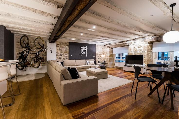 Sala de estar elegantemente projetada com móveis modernos em um apartamento no Building Boulevard Zumardia - sweet-home-san-sebastian-rentals - 1336134 em Donostia / San Sebastián, Donostia / San Sebastián