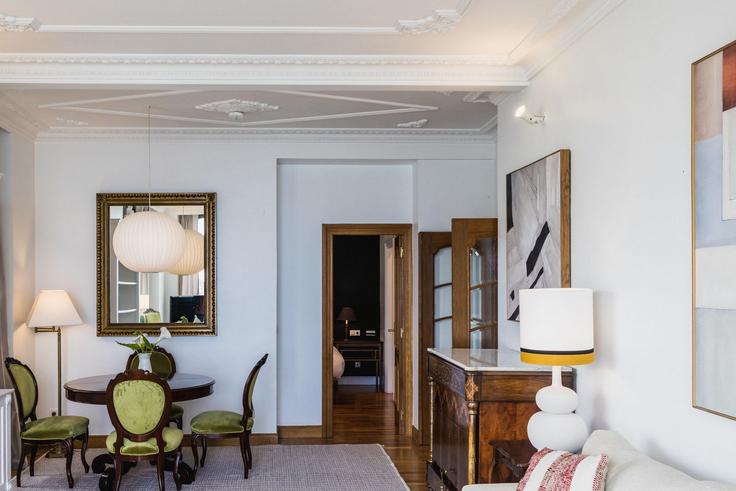 Salle de séjour élégante avec mobilier moderne dans un appartement à Building De Miraconcha Ibilbidea - sweet-home-san-sebastian-rentals - 1336130 à Donostia / San Sebastián, Donostia / San Sebastián Salle de séjour élégante avec mobilier moderne dans un appartement à Building De Miraconcha Ibilbidea - sweet-home-san-sebastian-rentals - 1336130 à Donostia / San Sebastián, Donostia / San Sebastián