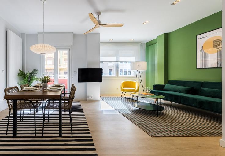 Salle de séjour élégante avec mobilier moderne dans un appartement à Building Kolon Pasealekua - sweet-home-san-sebastian-rentals - 1336115 à Donostia / San Sebastián, Donostia / San Sebastián Salle de séjour élégante avec mobilier moderne dans un appartement à Building Kolon Pasealekua - sweet-home-san-sebastian-rentals - 1336115 à Donostia / San Sebastián, Donostia / San Sebastián