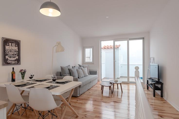 Lisbon MisericórdiaのBuilding Rua da Cruz dos Poiais - sweetcottage - 1263279 - LISのアパートメントにある、モダンな家具を備えたエレガントなデザインのリビングルーム