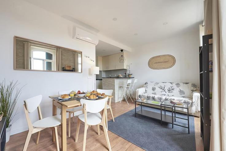 Elegante sala de estar con mobiliario moderno en un apartamento en Building Rua General Justiniano Padrel - sweetcottage - 1291337 - LIS en São Vicente, Lisbon