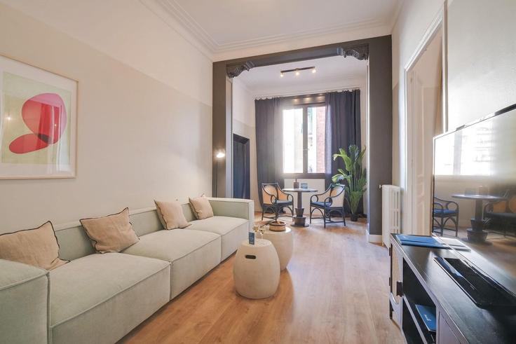 Sala de estar elegantemente projetada com móveis modernos em um apartamento no Building Carrer de Sepúlveda - sweett - 1053605 - BCN em Eixample, Barcelona Sala de estar elegantemente projetada com móveis modernos em um apartamento no Building Carrer de Sepúlveda - sweett - 1053605 - BCN em Eixample, Barcelona