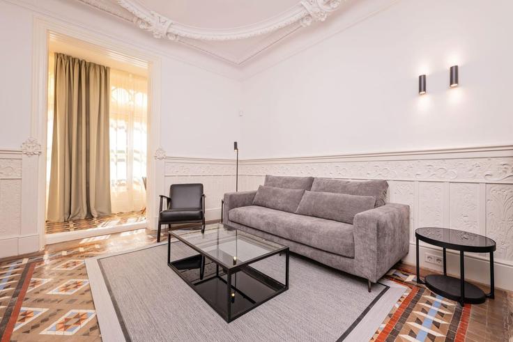 Elegant gestaltetes Wohnzimmer mit moderner Einrichtung in einer Wohnung im Building Gran Via de les Corts Catalanes - sweett - 1053739 - BCN in Eixample, Barcelona Elegant gestaltetes Wohnzimmer mit moderner Einrichtung in einer Wohnung im Building Gran Via de les Corts Catalanes - sweett - 1053739 - BCN in Eixample, Barcelona
