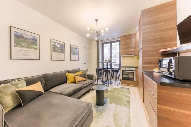 Sala de estar elegantemente projetada com móveis modernos em um apartamento no Building Rue Troyon - sweett - 1053303 - PAR em 17th arrondissement, Paris