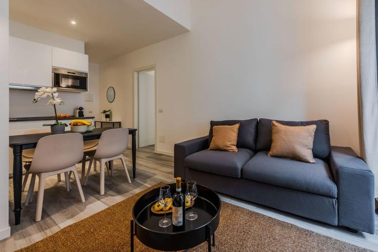Building Via Giuseppe Mazzini - sweett - 1321177 adresindeki bir dairede modern mobilyalarla zarif bir şekilde tasarlanmış oturma odası Milan, Milan