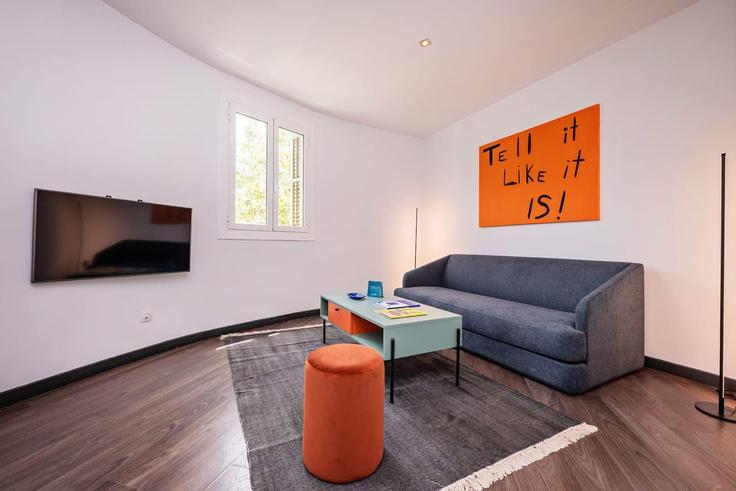 Elegante sala de estar con mobiliario moderno en un apartamento en Building Carrer d'Aragó - sweett - 1053404 - BCN en Eixample, Barcelona Elegante sala de estar con mobiliario moderno en un apartamento en Building Carrer d'Aragó - sweett - 1053404 - BCN en Eixample, Barcelona