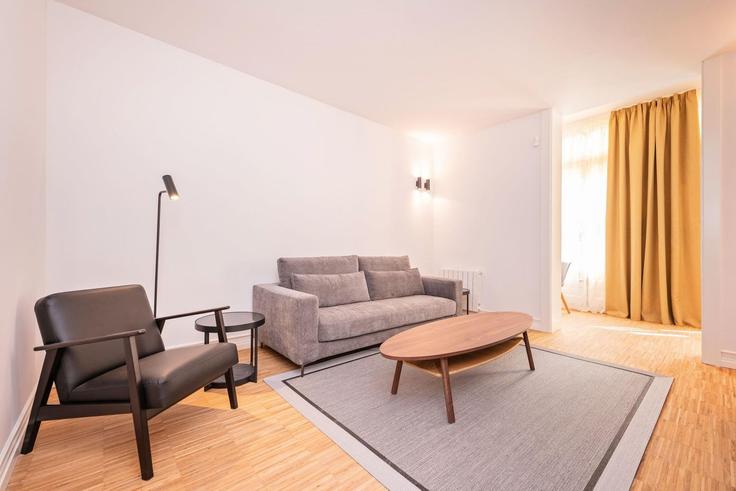 Elegante sala de estar con mobiliario moderno en un apartamento en Building Gran Via de les Corts Catalanes - sweett - 1053740 - BCN en Eixample, Barcelona