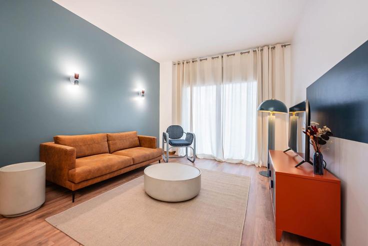 Elegante sala de estar con mobiliario moderno en un apartamento en Building Carrer de Bailèn - sweett - 1053432 - BCN en Eixample, Barcelona