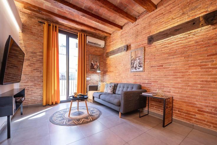 Elegante sala de estar con mobiliario moderno en un apartamento en Building Carrer de Blasco de Garay - sweett - 1321168 en Sants-Montjuïc, Barcelona