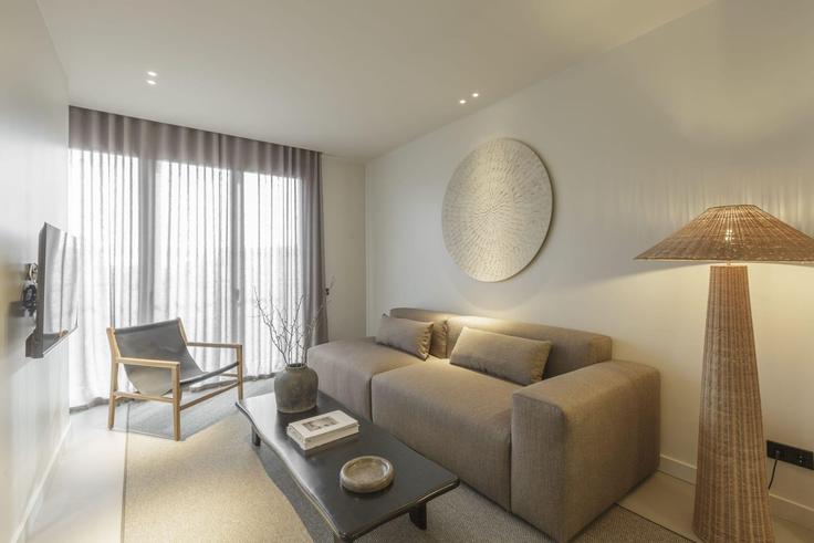 Elegante sala de estar con mobiliario moderno en un apartamento en Building Avinguda Diagonal - sweett - 1321190 en Eixample, Barcelona Elegante sala de estar con mobiliario moderno en un apartamento en Building Avinguda Diagonal - sweett - 1321190 en Eixample, Barcelona