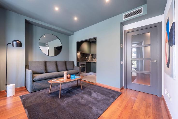 Elegante sala de estar con mobiliario moderno en un apartamento en Building Avinguda de Roma - sweett - 1053962 - BCN en Eixample, Barcelona Elegante sala de estar con mobiliario moderno en un apartamento en Building Avinguda de Roma - sweett - 1053962 - BCN en Eixample, Barcelona