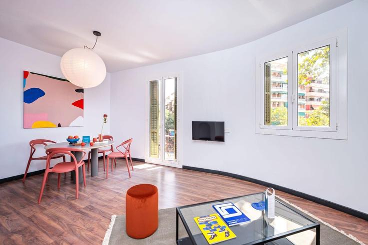 Salle de séjour élégante avec mobilier moderne dans un appartement à Building Carrer d'Aragó - sweett - 1053417 - BCN à Eixample, Barcelona
