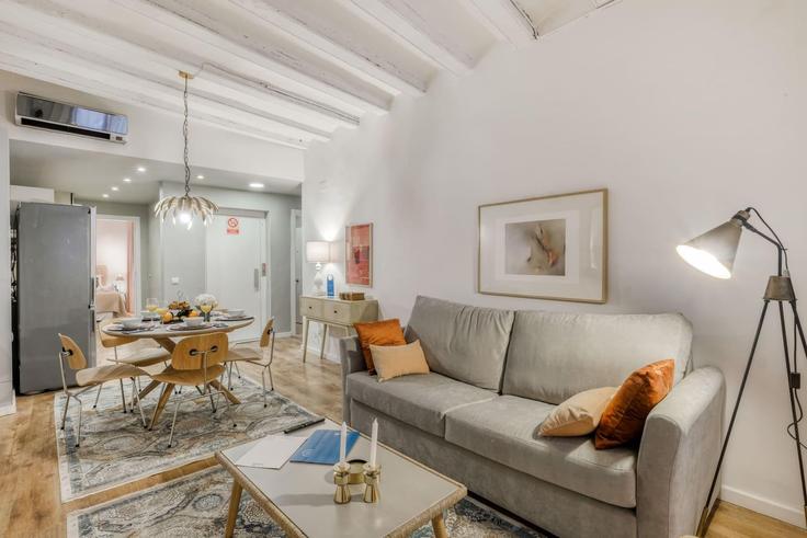 Elegante sala de estar con mobiliario moderno en un apartamento en Building Carrer d'en Serra - sweett - 1053672 - BCN en Ciutat Vella, Barcelona