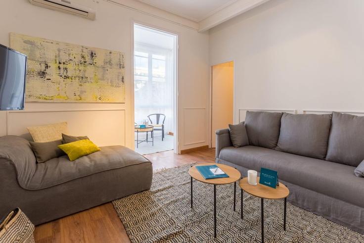 Sala de estar elegantemente projetada com móveis modernos em um apartamento no Building Carrer de Rocafort - sweett - 1053569 - BCN em Eixample, Barcelona Sala de estar elegantemente projetada com móveis modernos em um apartamento no Building Carrer de Rocafort - sweett - 1053569 - BCN em Eixample, Barcelona