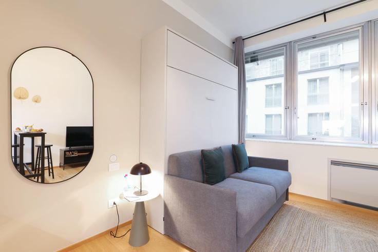 Sala de estar elegantemente projetada com móveis modernos em um apartamento no Building Via Flavio Baracchini - sweett - 1053350 - ITA em Milan, Milan