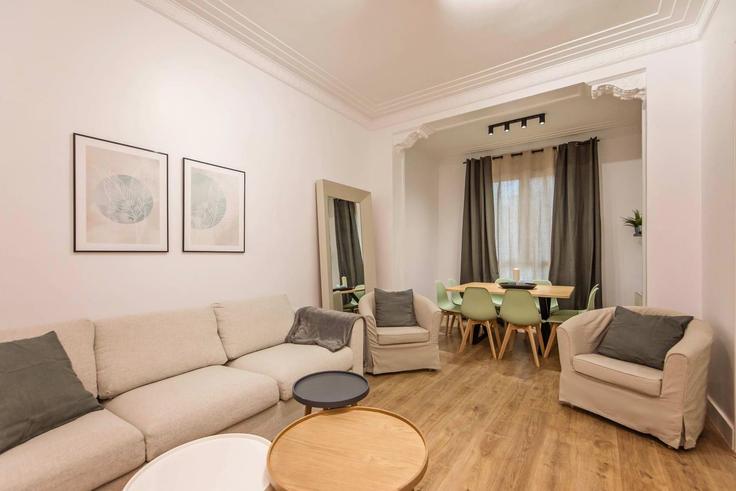 Elegante sala de estar con mobiliario moderno en un apartamento en Building Carrer de Sepúlveda - sweett - 1321172 en Eixample, Barcelona Elegante sala de estar con mobiliario moderno en un apartamento en Building Carrer de Sepúlveda - sweett - 1321172 en Eixample, Barcelona