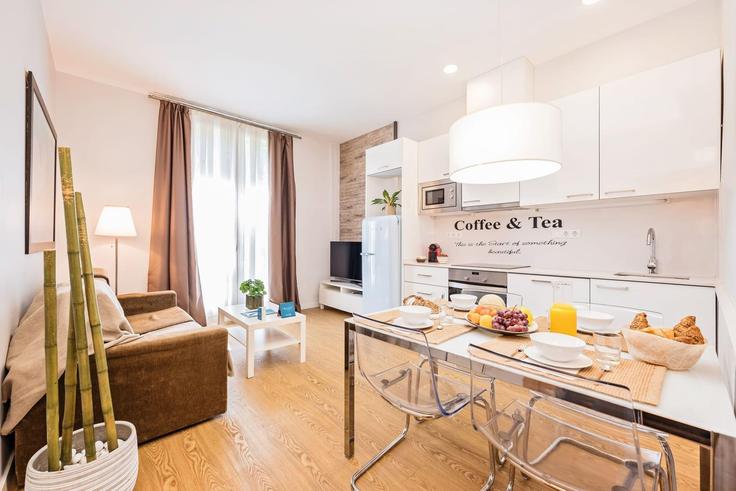Sala de estar elegantemente projetada com móveis modernos em um apartamento no Building Carrer de Villarroel - sweett - 1053500 - BCN em Eixample, Barcelona Sala de estar elegantemente projetada com móveis modernos em um apartamento no Building Carrer de Villarroel - sweett - 1053500 - BCN em Eixample, Barcelona
