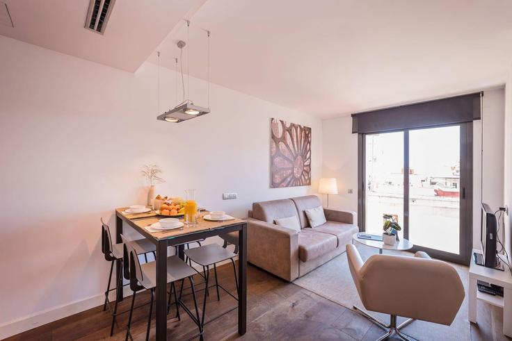 Elegante sala de estar con mobiliario moderno en un apartamento en Building Rambla de Catalunya - sweett - 1053482 - BCN en Eixample, Barcelona Elegante sala de estar con mobiliario moderno en un apartamento en Building Rambla de Catalunya - sweett - 1053482 - BCN en Eixample, Barcelona